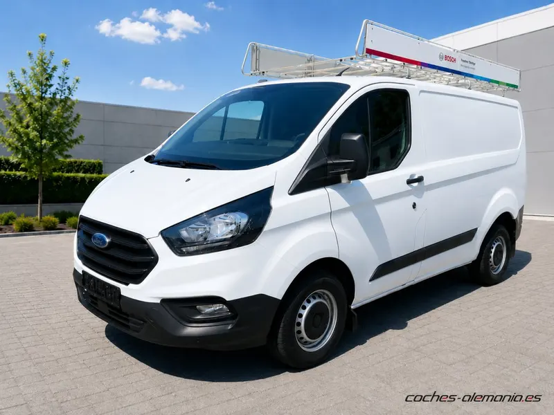 Ford Transit Custom 2023 blanco visto de frente y de lado